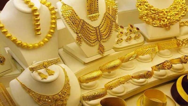 Gold Price Drops, Silver Rises on First Trading Day of the Week