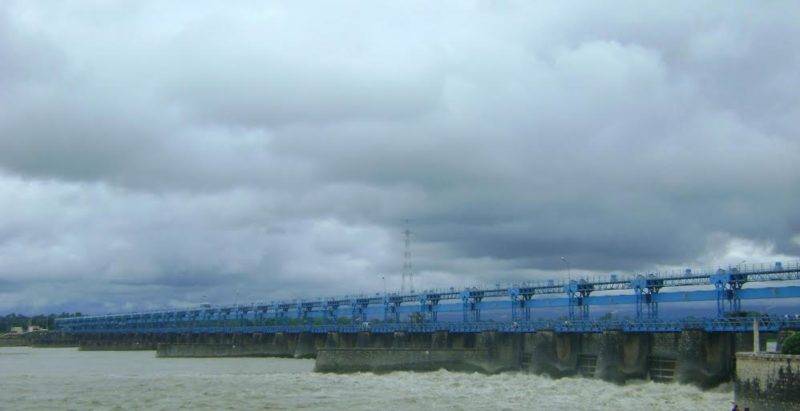 Four-Wheel Vehicle Movement Halted at Sharda Barrage as Mahakali River Flow Surges