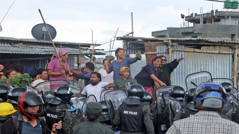 Clash Erupts Between Squatters and City Police on Manohara Riverbank