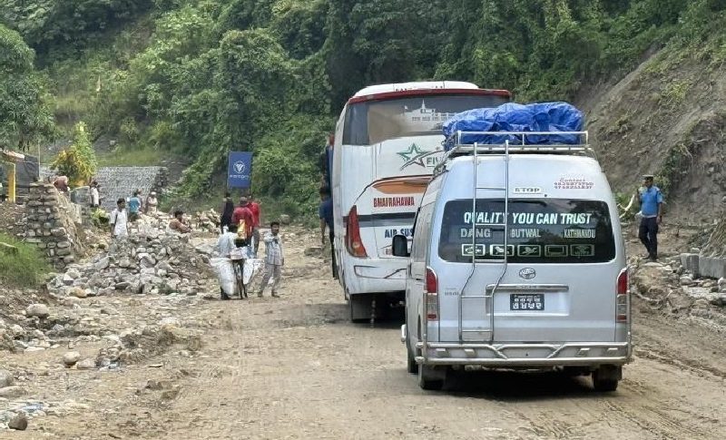 Daunne Road Section of East-West Highway Blocked Again Due to Slippery Surface