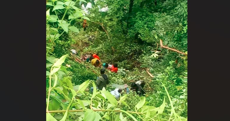 Pilgrims Returning from Khotang to Siraha in Microbus Accident near Kaduwa Daunthekola; One Dead, 14 Injured