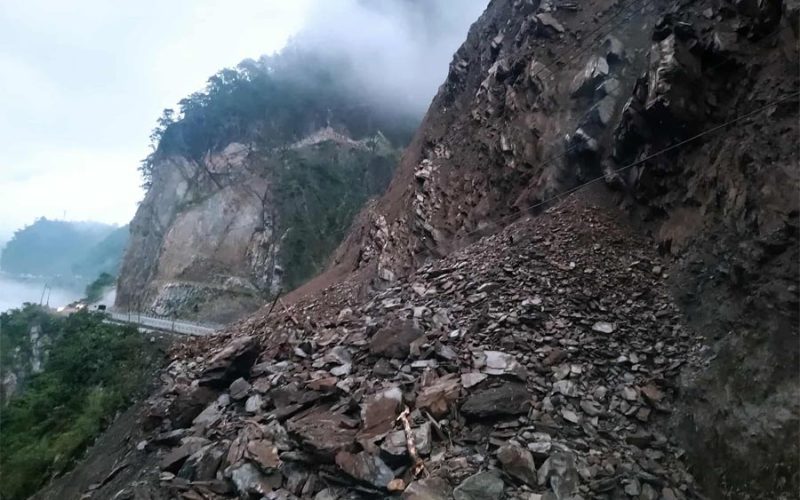 Continuous Rockfall Hampers Landslide Clearance on Narayangadh–Muglin Road