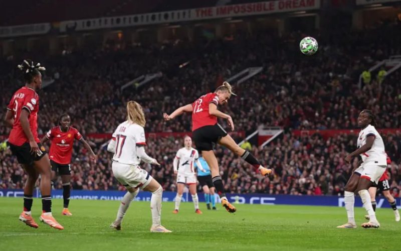 Manchester United Defeats PSG 2–1