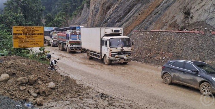 Travelers Face Long Delays on Dauwne Section of East-West Highway Due to Poor Road Conditions
