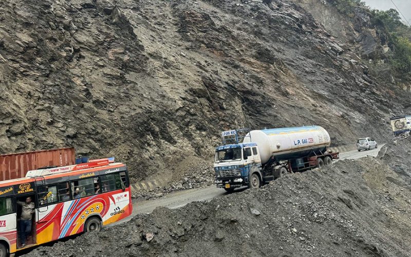 Chitwan Authorities Urge Travelers to Avoid Narayangadh–Muglin–Malekhu Route Due to Landslide Risk